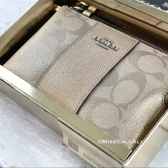 NWT COACH Boxed Corner Zip Wristlet Signature Bag - Picture 4 of 14